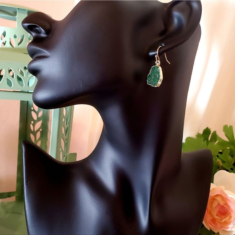 𝅺GOLDTONE Trimmed Emerald Druzy Earrings